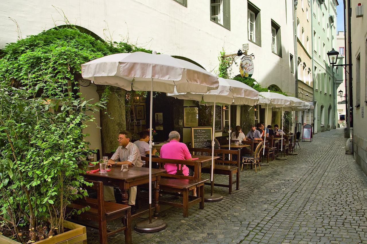 Restaurant Dicker Mann Hotel Zum Blauen Krebs 레겐스부르크 외부 사진